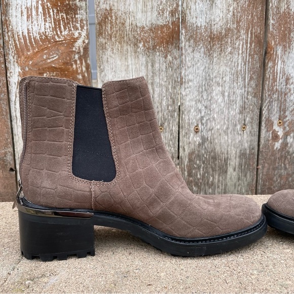 VINCE CAMUTO Women’s Tan Black Chelsea Ankle Boots Chunky Heel Zip Up Size 7.5 - Picture 7 of 14